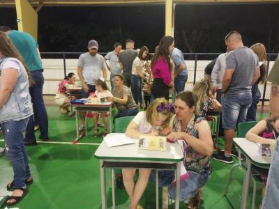 Noite de Autógrafos dos alunos do Jardim 2 da Escola Aluísio Maier foi um verdadeiro sucesso